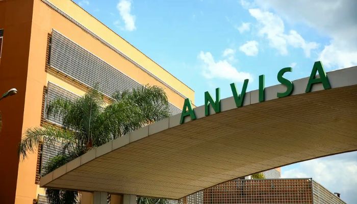  Anvisa proíbe comercialização de perfume e maquiagem capilar 